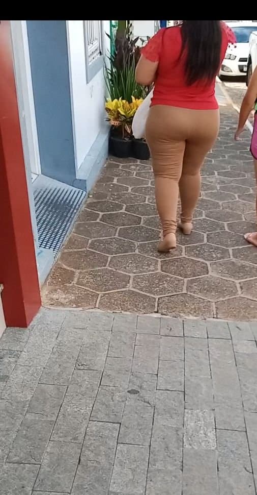 Pena que a bateria acabou bem na hora, o que vocês acham que merece esse cuzao gigante dessa coroa?