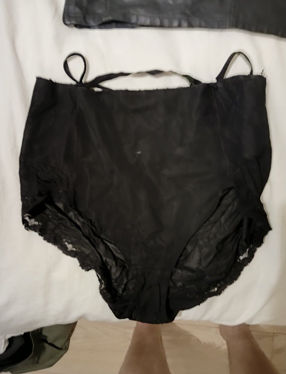 I stole mommy clothing to jerk of - J’ai volé les habits de maman pour me branler