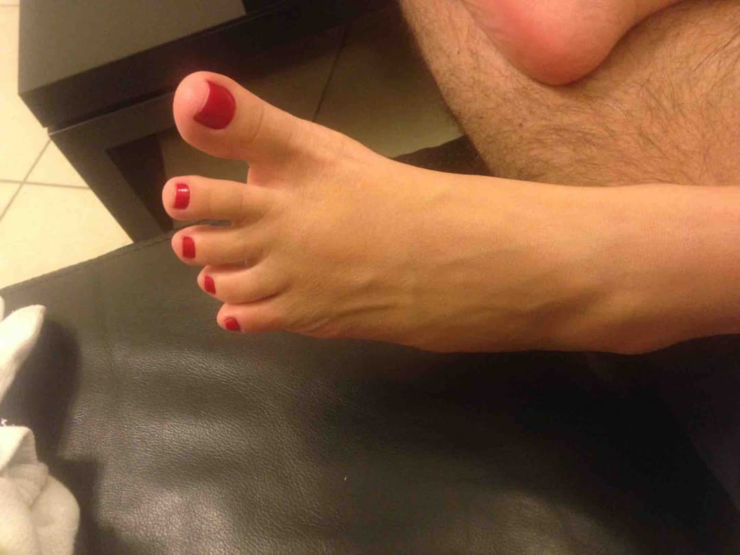 Sucking my toes... chupando meu pezinho