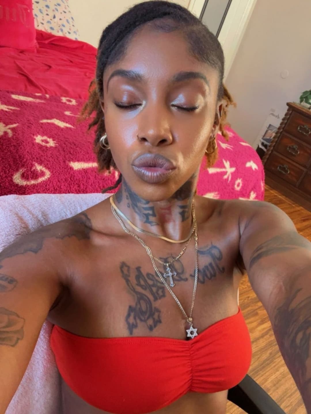 just wanna cum all over this black thot