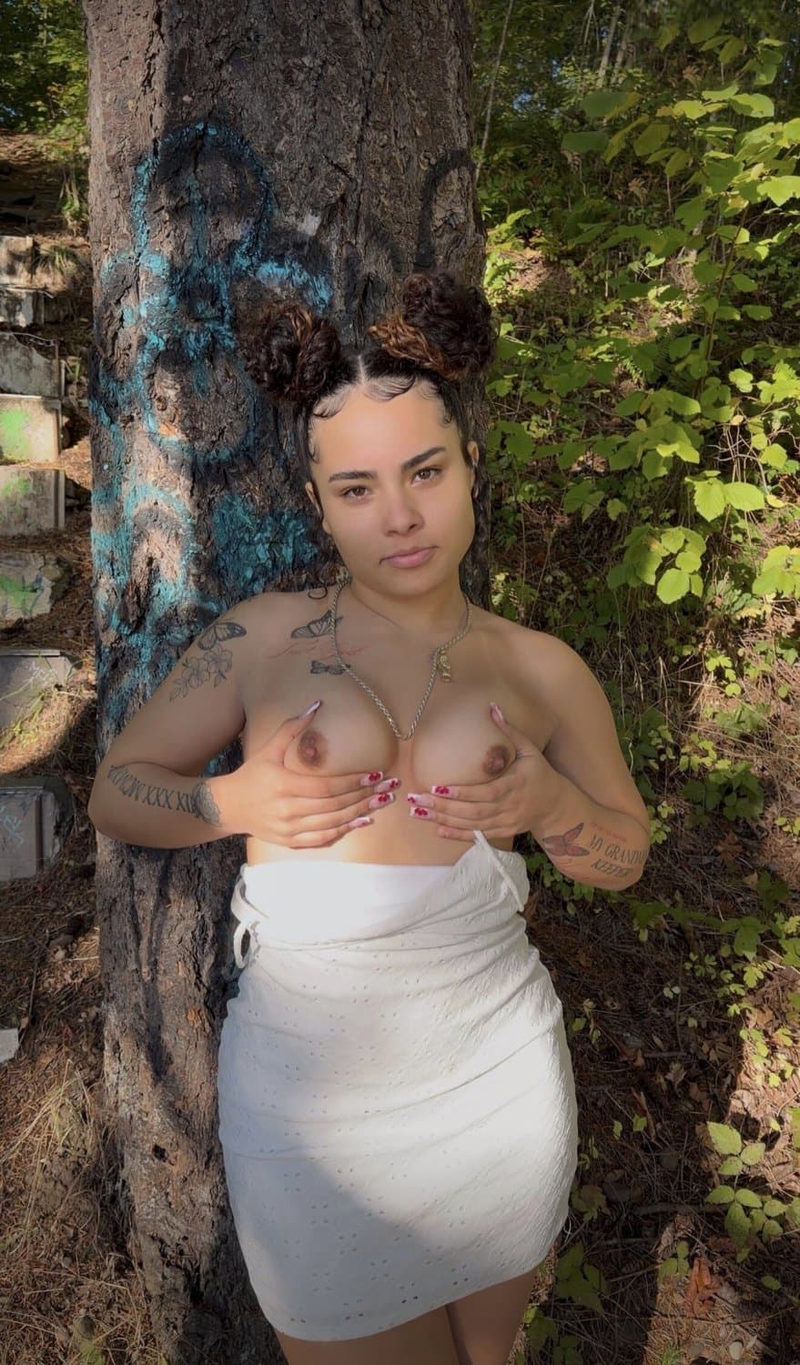 ZariahSkyy naked outside in public