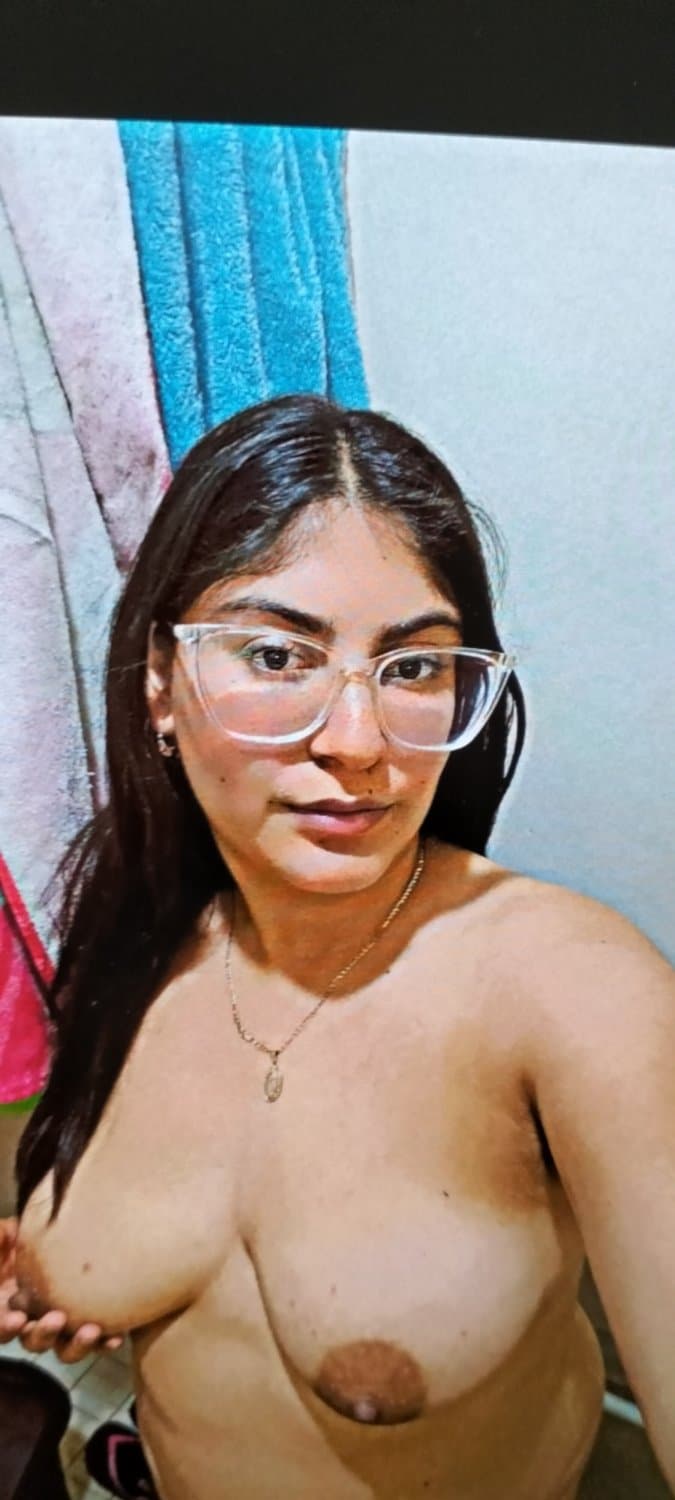 Mi madrastra victoria Arlene de 26 años puta zorra asquerosa que le encanta que le digan zorra