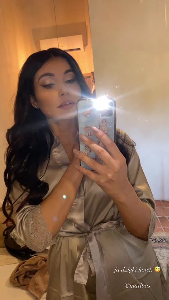 Click to view full size Luxury whore with fuckable mouth and tits