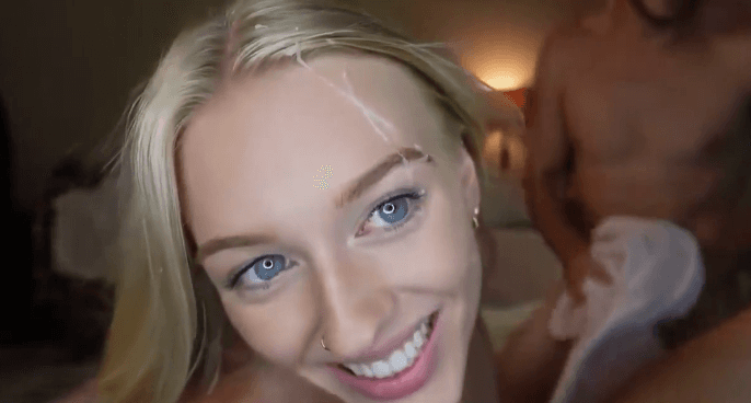 RUBIA OJOS AZULES HERMOSA COJIENDO BIEN PERRA