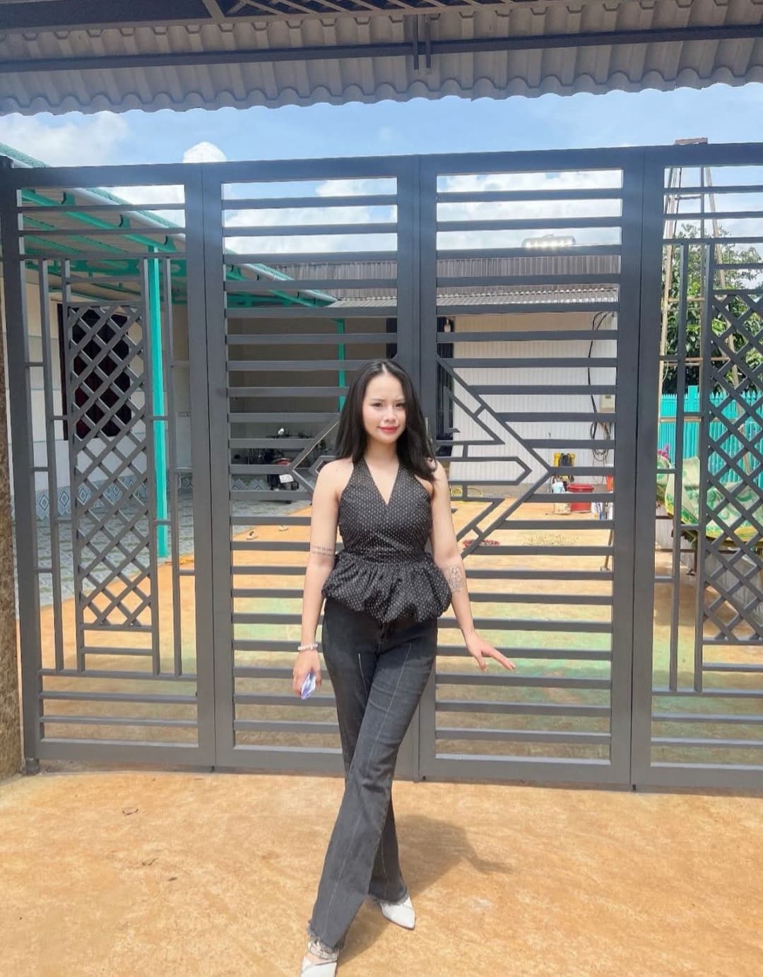 Sexy vietnam PE teacher, juicy fat ass and wet pussy when she teach her student, look at her beaty