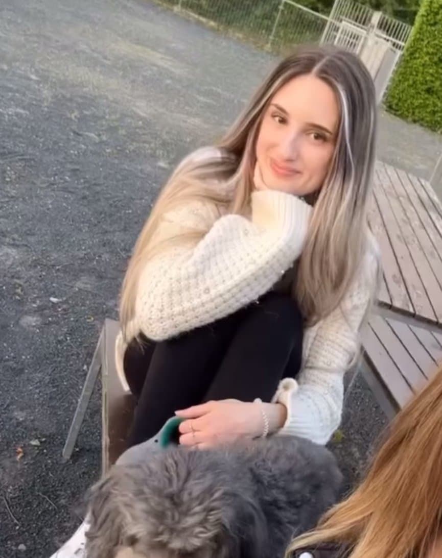 Quick posting my hot ex classmate Sophie I still jerk for. Hope I wont regret this… kik DontKnovvMe