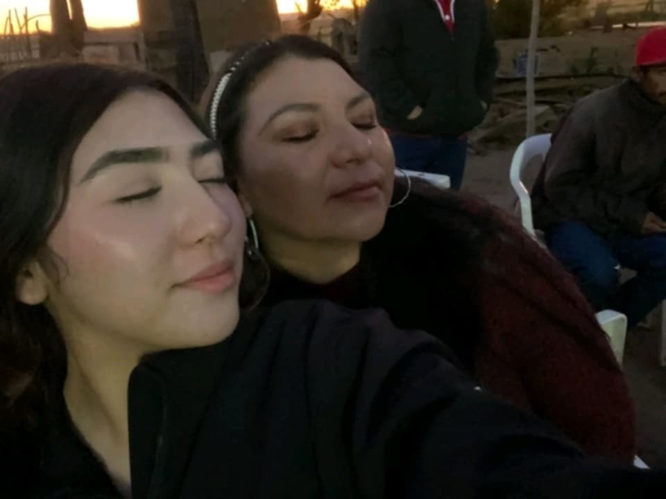 Mi novia Dallany y mi suegra milf chupando pene, alguien le hace tributo??