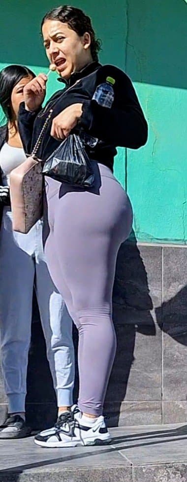 Morena en leggings tremendo culazo