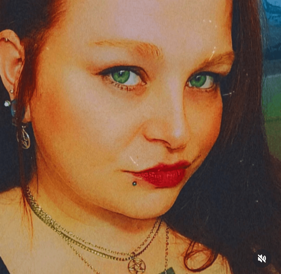 Thick pothead Ginger Bitch has great tits and a thick ass. Nude pics of tits & pussy included.