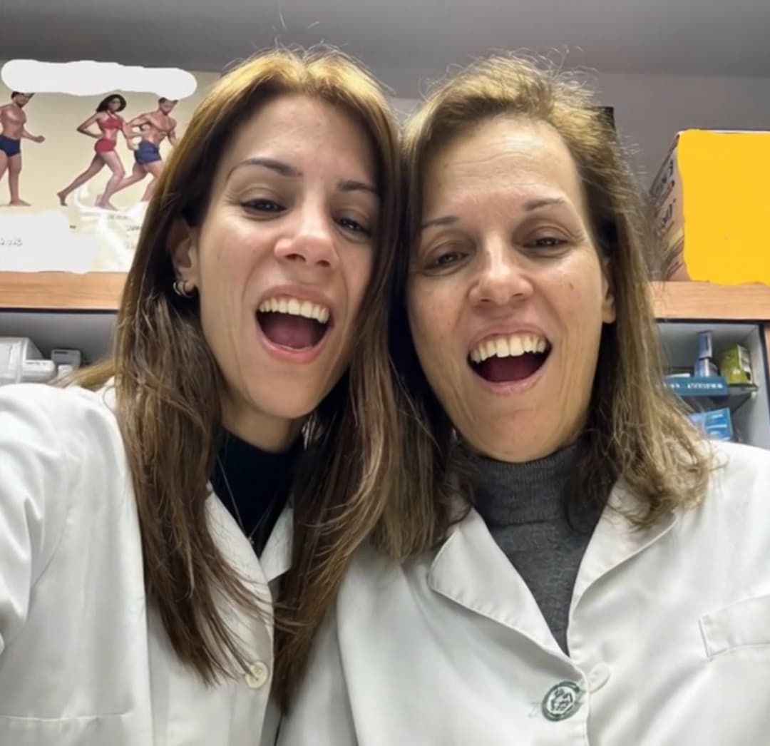 Click to view full size Mom & Daughter Cum Gulp Struggle 11021400