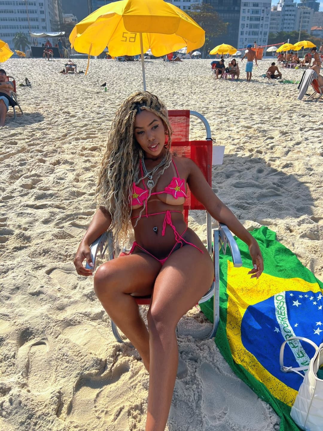 Hot Brazilian with phat pussy in sexy tan lines ???