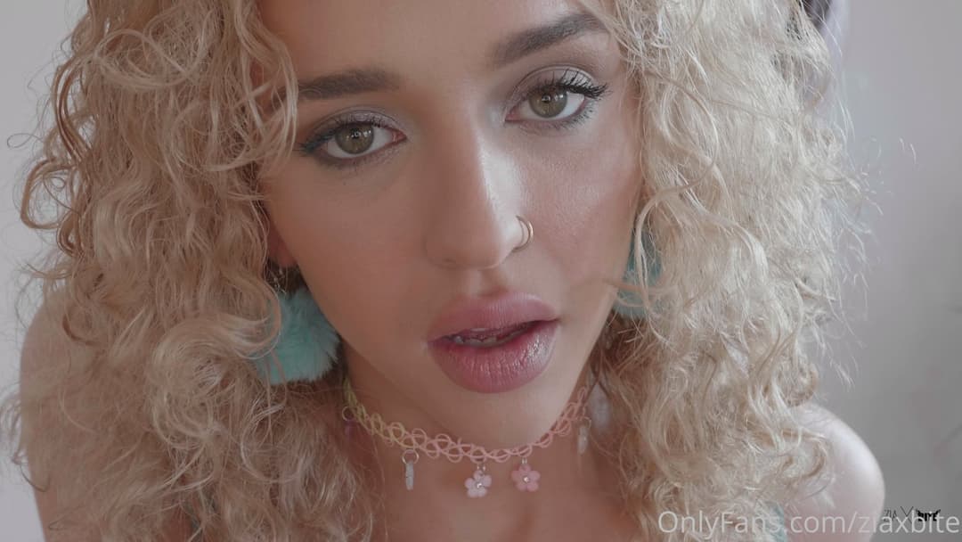 Blonde slut invites friends to fuck her boyfriends thick cock