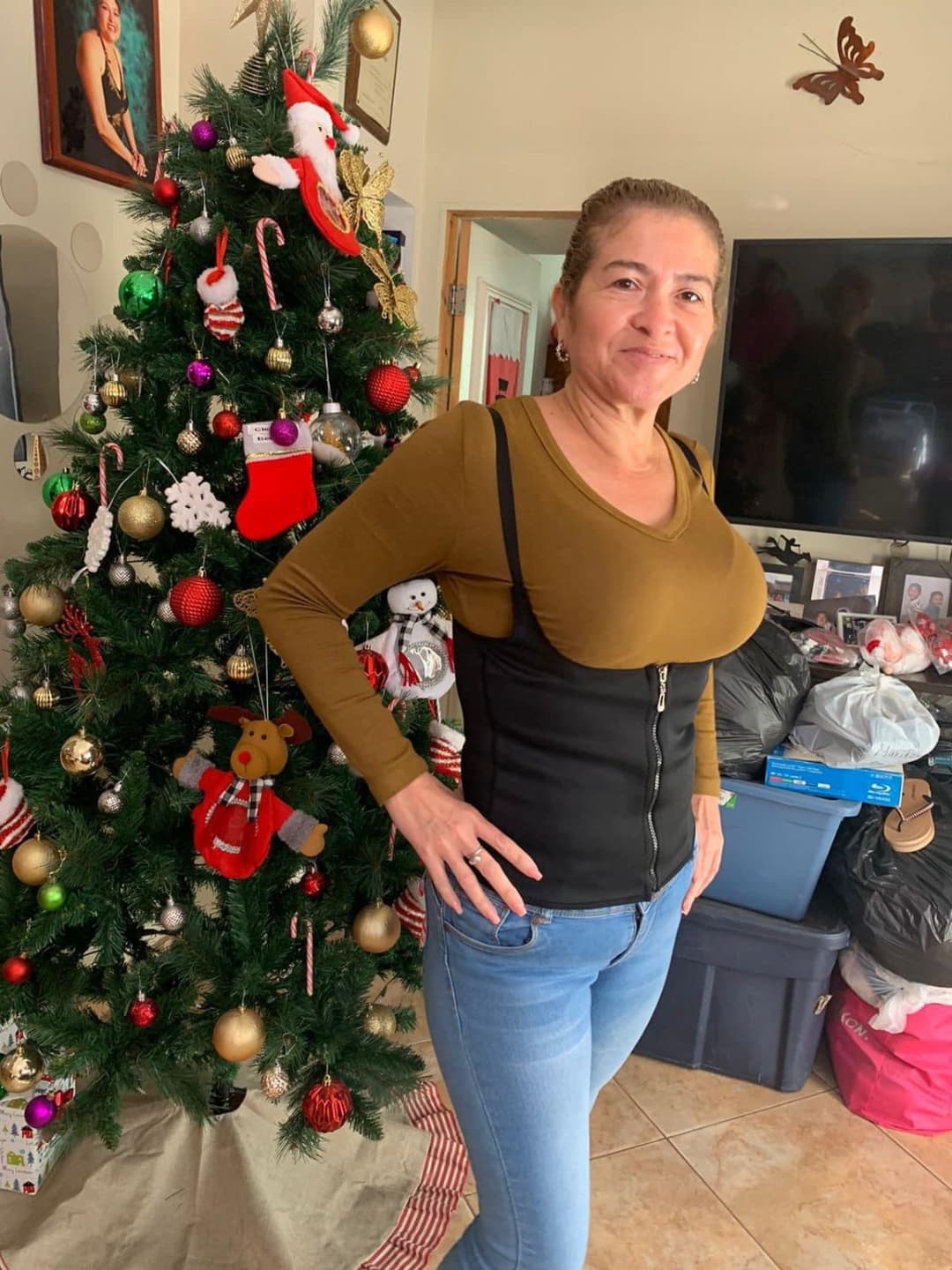 Click to view full size I would still tear this up even tho she a bit old she got big tits and cute toes lowkey