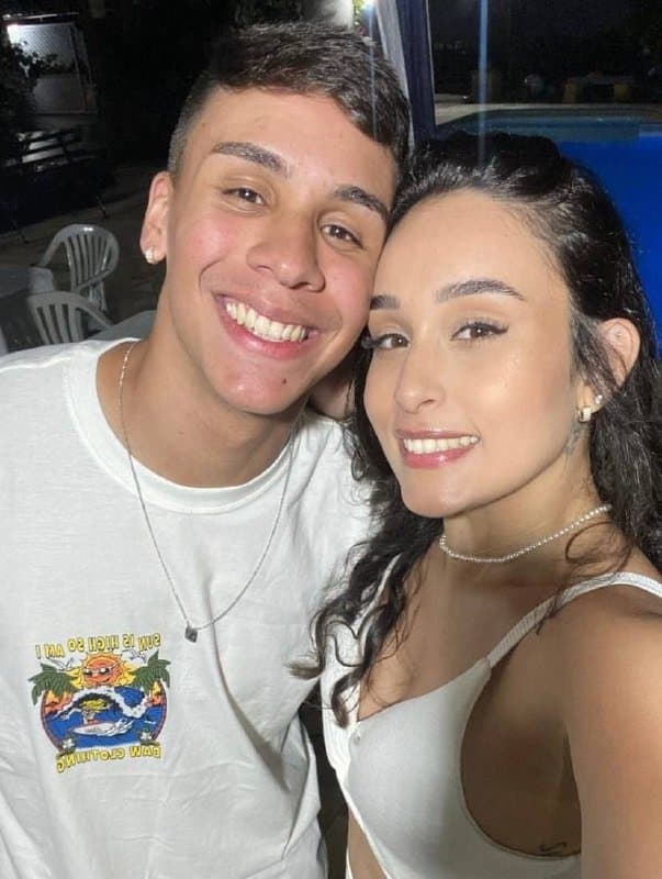 Casal Vazado - casal grava video amador fudendo e vaza no grupo de amigos