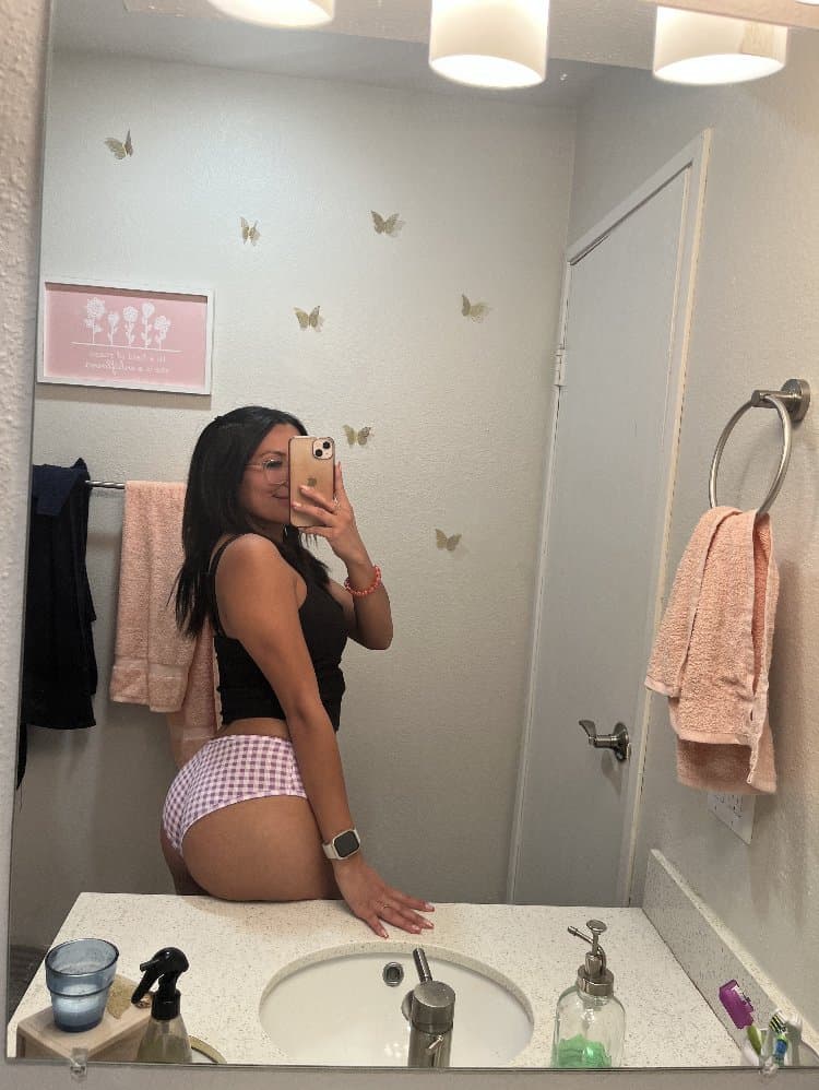 Los Angeles slut Alexandra sells sex and nudes to pay rent