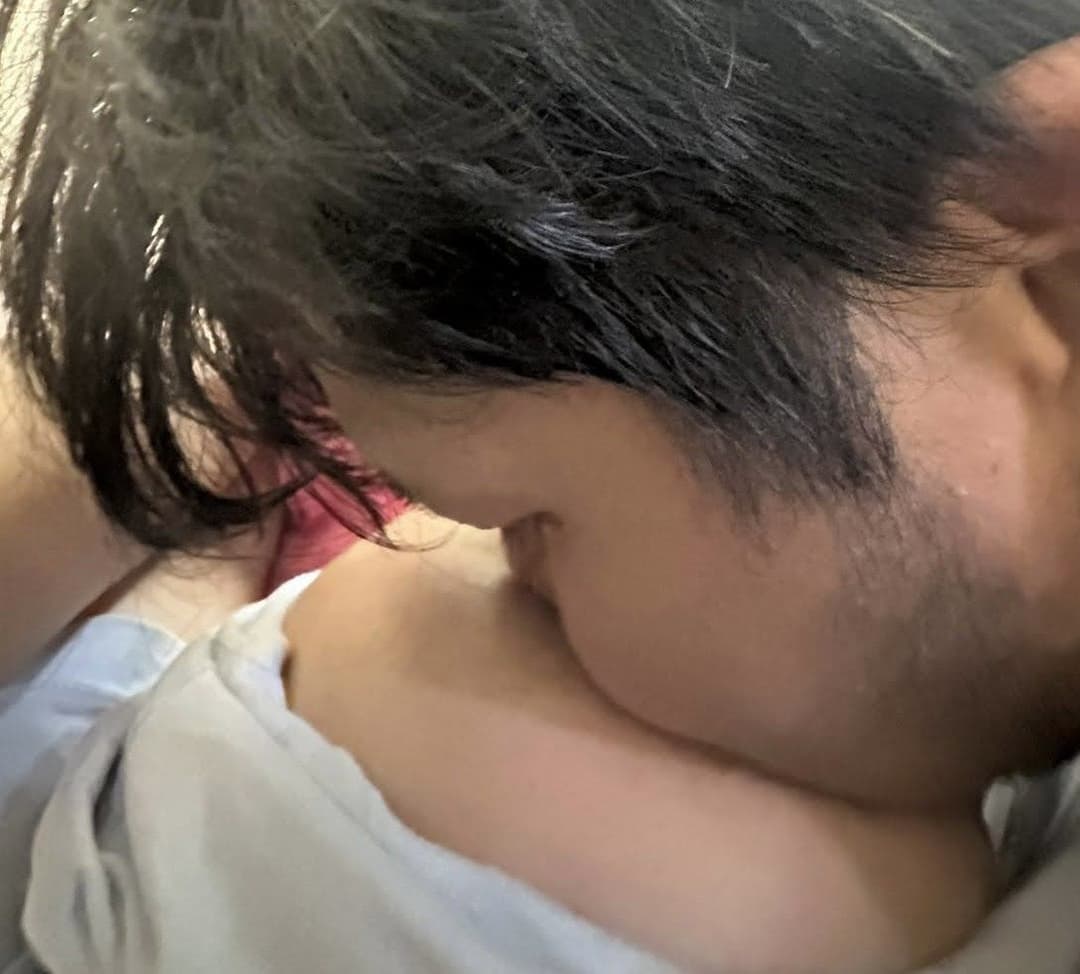 Someone is thirsty ? Big Sister moment ☺️?