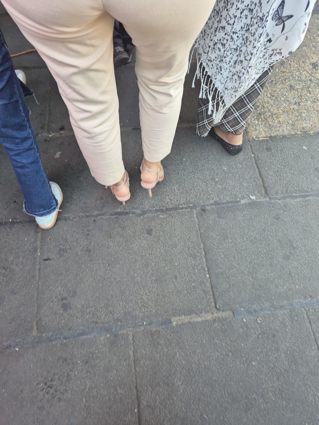 Click to view full size Ricos pies en la calle, strip y de mas