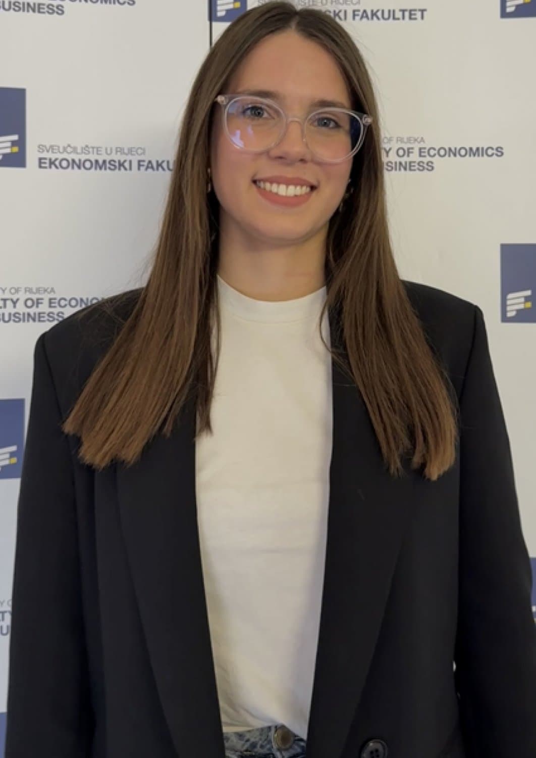 teen brunnete with glasses nice tits