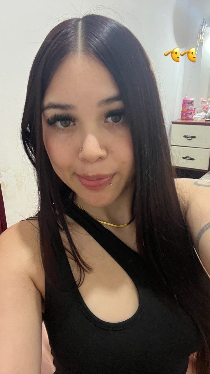 Petite latina from argentina shaking bubble butt ass in restroom