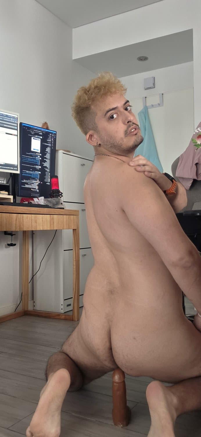 Argentino desnudo dildo consolador se mete por el culo