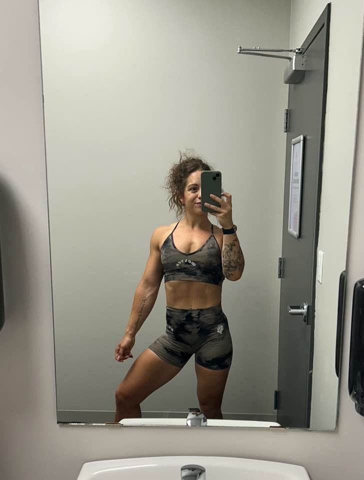 Sexy KIK slut shows off her fit body