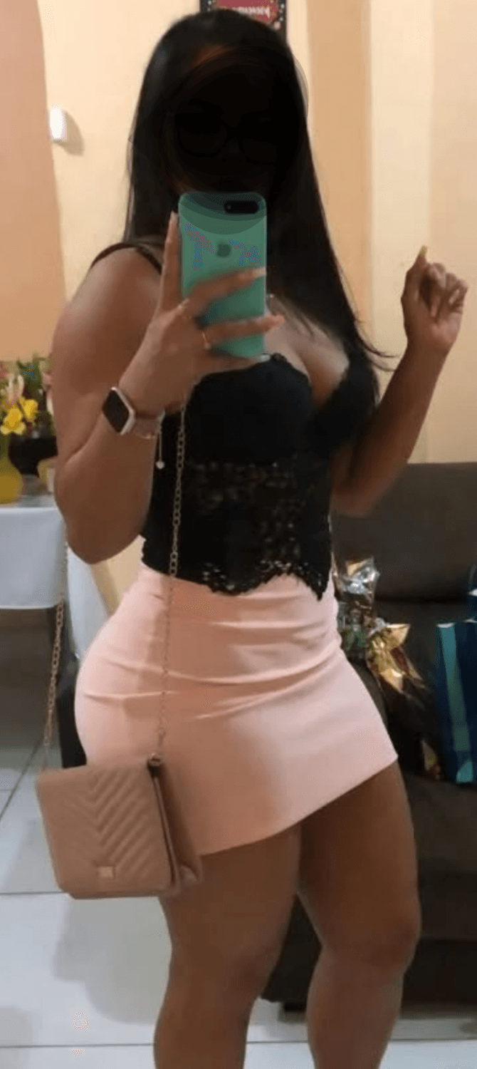 Tia gostosa, fica tão safada quando bebe uma cerveja. Sou doido pra chupa ela todinha essa gostosa?