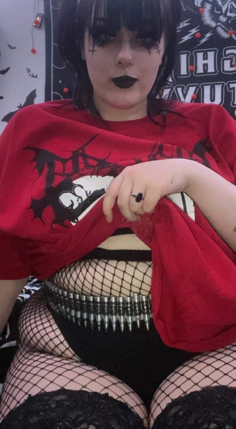 Click to view full size Hot alt BBW, does anyone have her nudes?