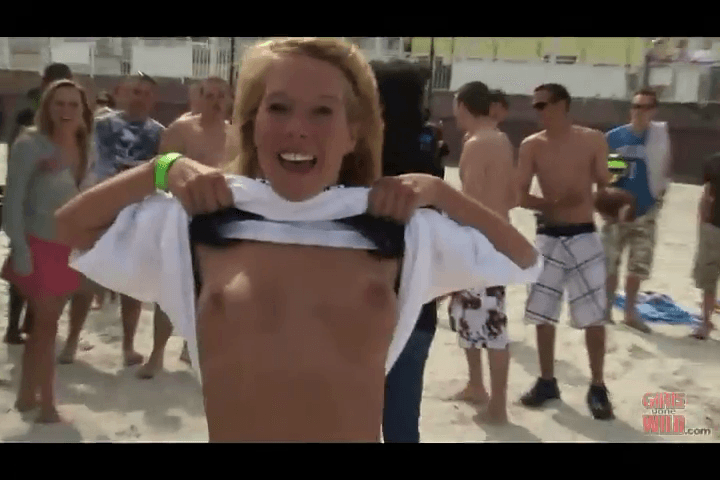 Small tits girl showing boobs at GGW