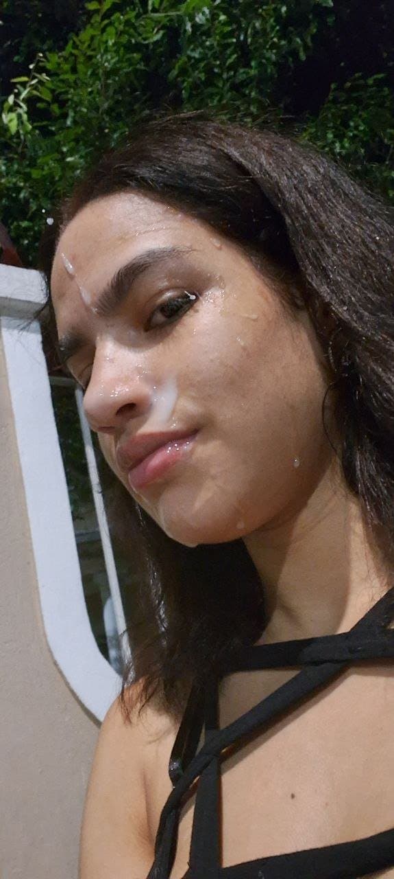 Tomou gozada na cara e saiu na rua com a cara cheia de porra