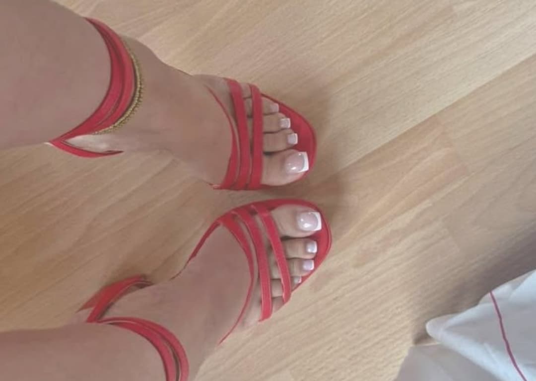 Wonderful Feet in red High Heels ? ???