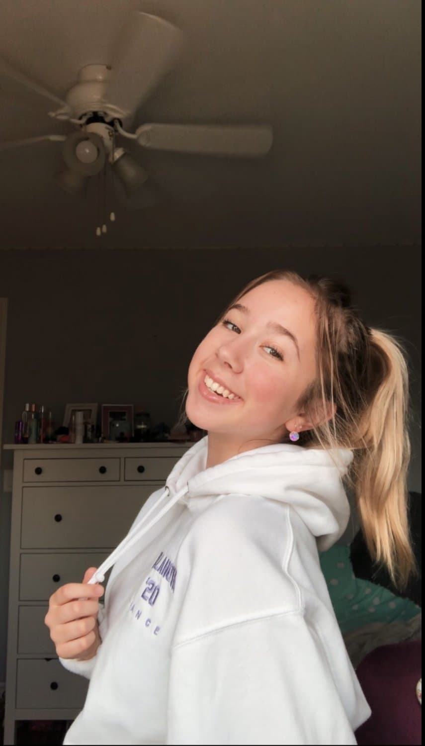 Slutty blonde girl Hannah loves being naked in the pool