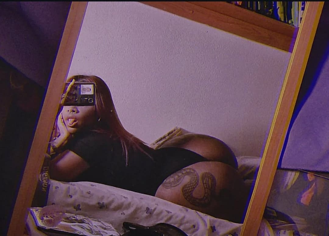 Morena tatuada y culona muy guarra