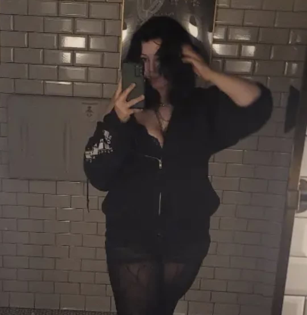 thick goth tiktok teen sells me some ass after having a breakup