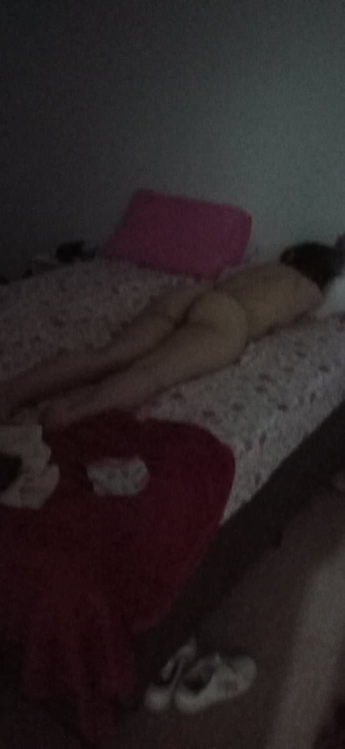 prima dormiu pelada e de porta aberta