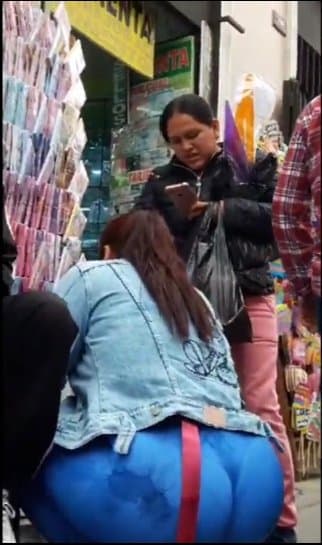 Click to view full size Mega culona en la calle ?