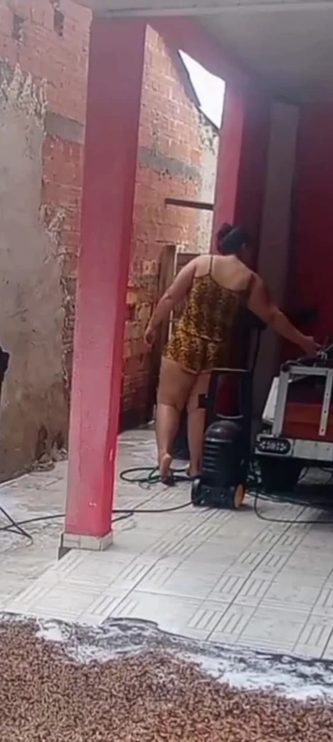 Vizinha gostosa de babydoll de manhã flagra