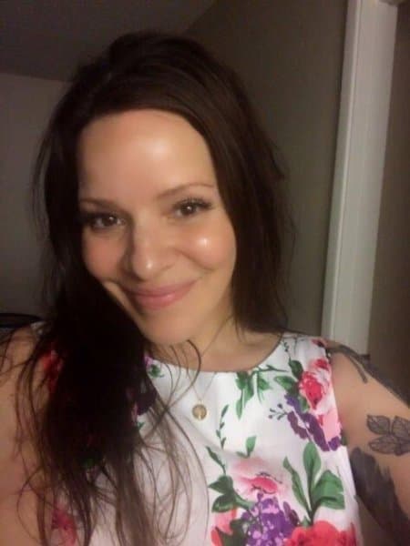 Here we have Alia showing off some very nice tits and ass in a very very old school mardi gras video