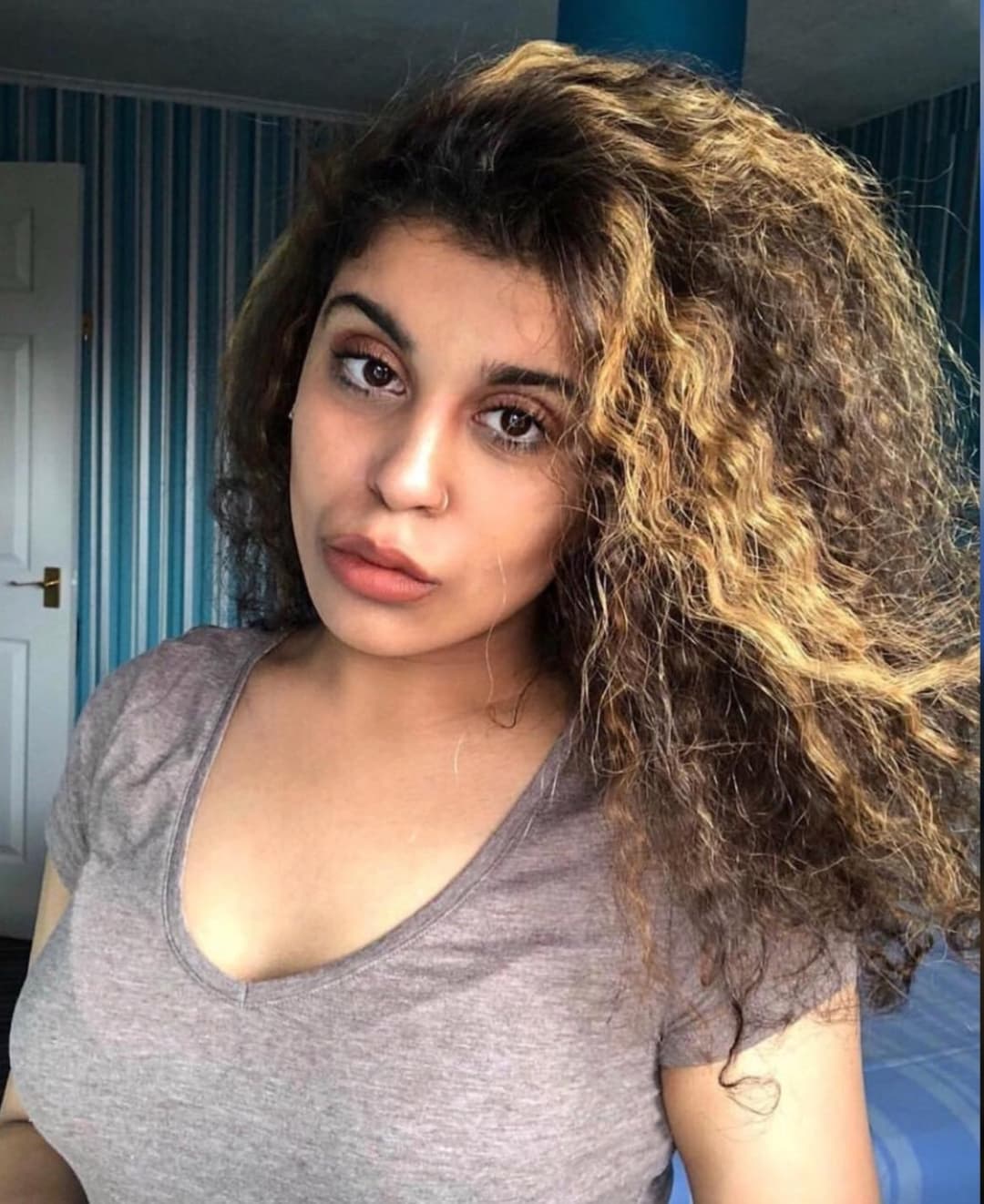 Paki babe loves it when you masterbate over her pics