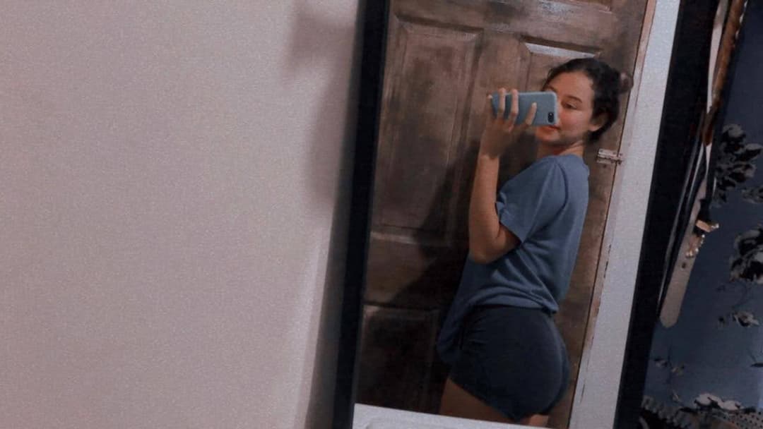 Fresia es una putita de 20 años con uno labios carnosos y le mama la verga a su abuelo?