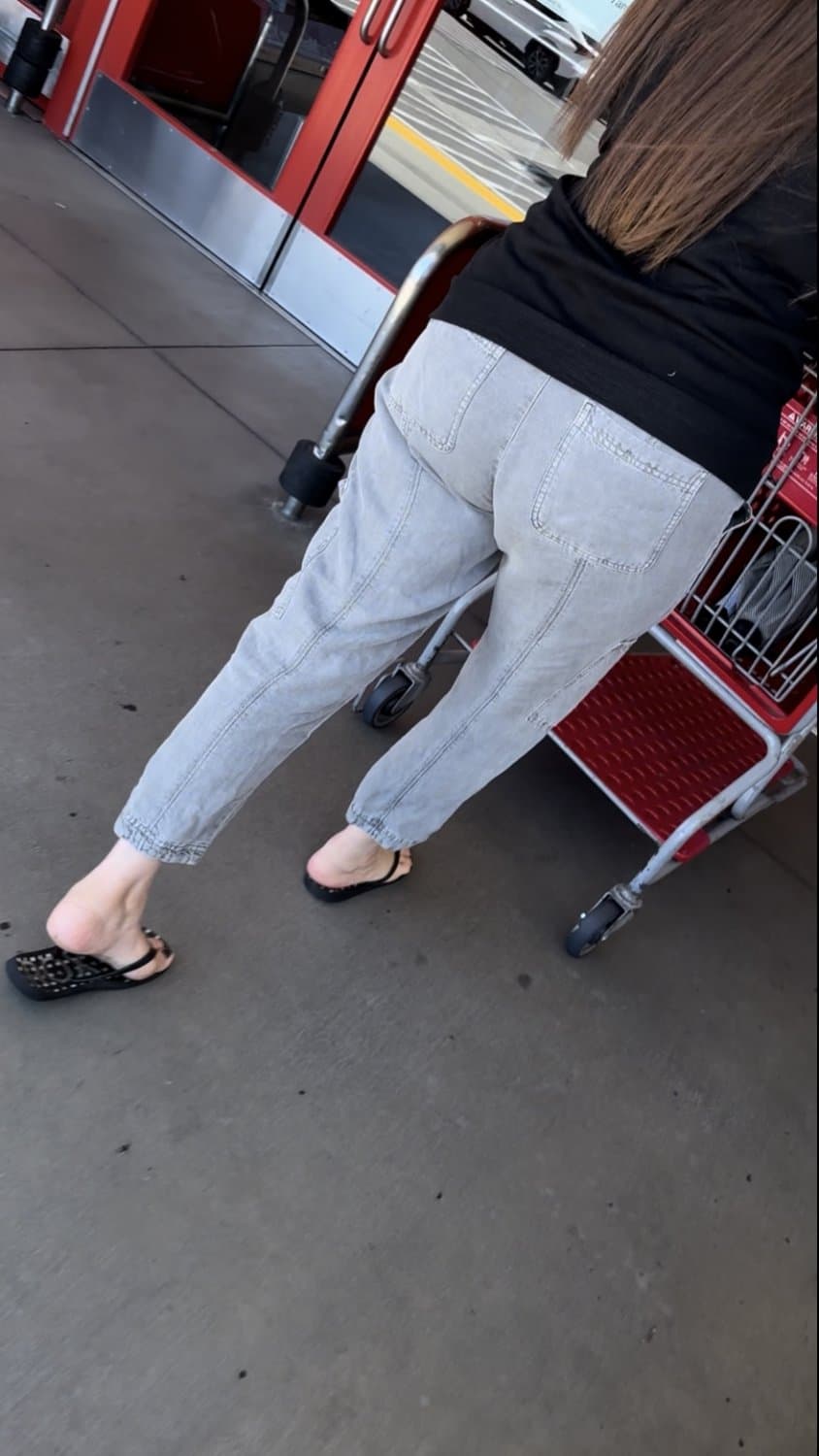 mature pawg with black toes n flip flops and walking into store