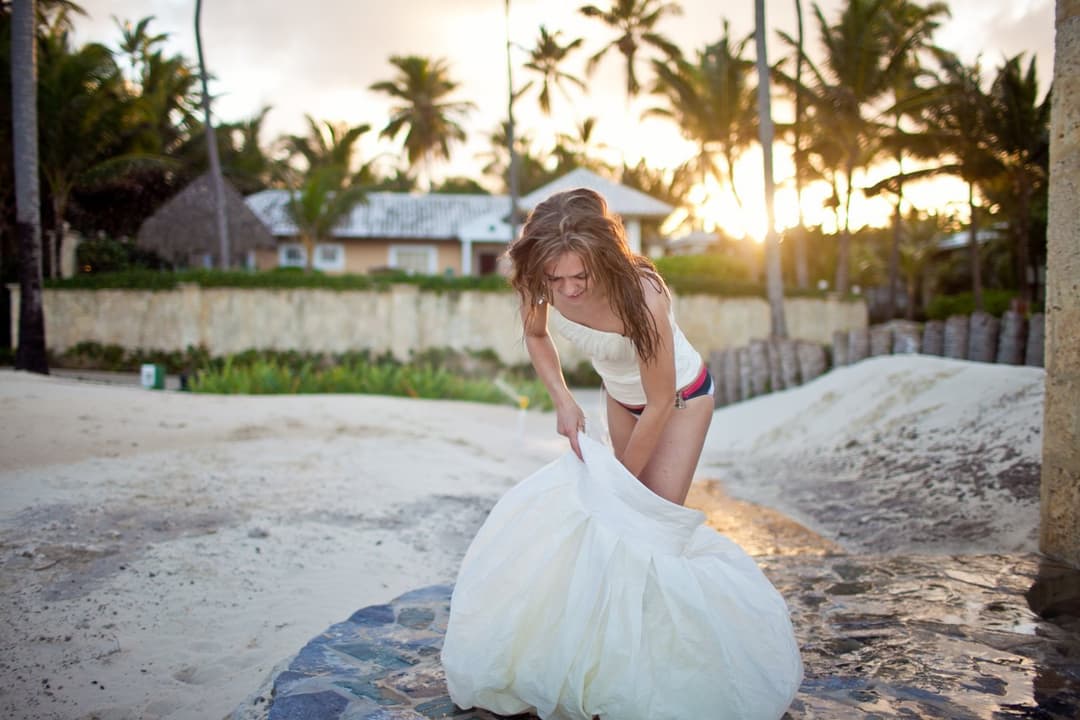 Photoshoot married wife on the beach
