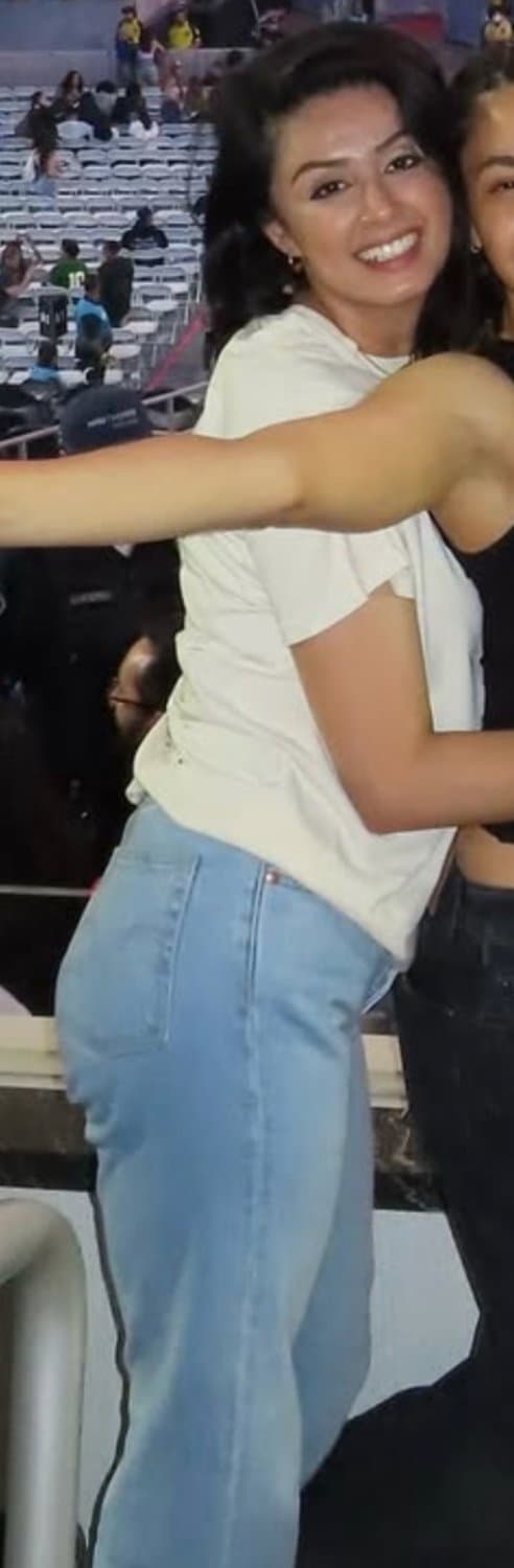 My sisters feet and legs are so hot