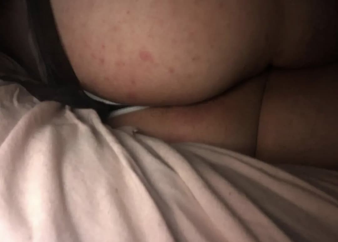 Passiva dedando o proprio cuzinho