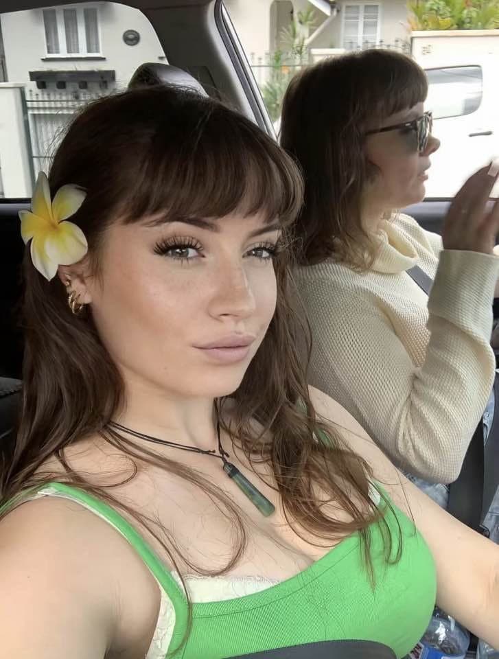 Go and write that dumb little slut on Kik and show her what an slut she is kik: lia.bergmann25