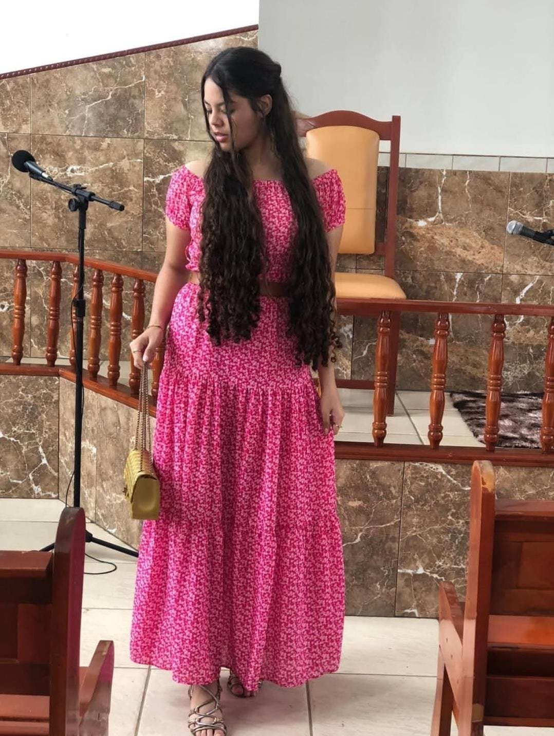 vizinha crente gostosa (ela não aparenta, mas tem uma cintura fina e uma bunda enorme)