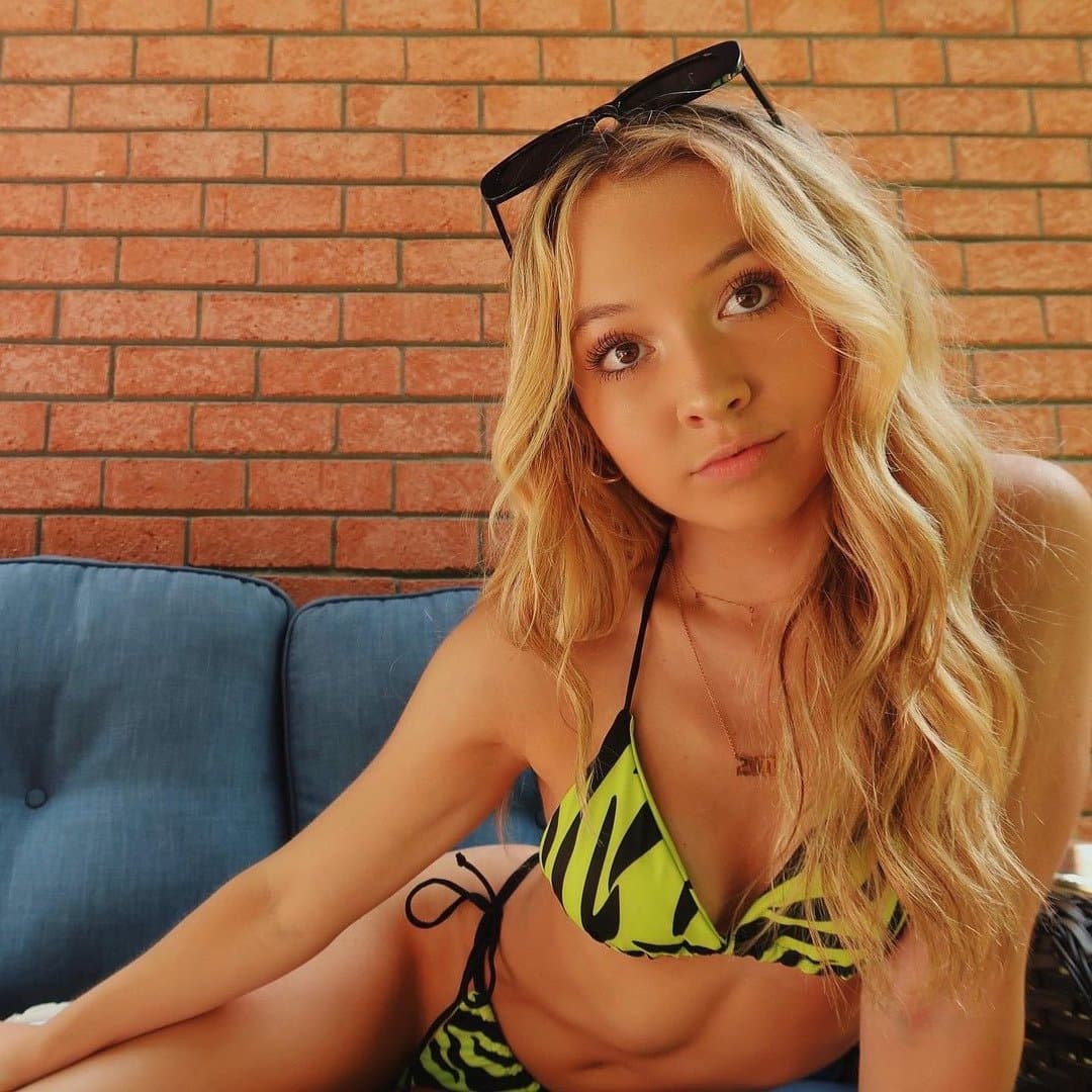 [non-nude] Cute college cheerleader makes her love of DILFs known