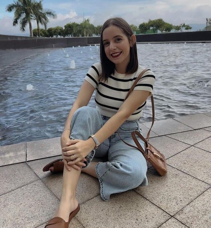 White girl latina good tits and good ass. She lo es show her white ass. (no nude)