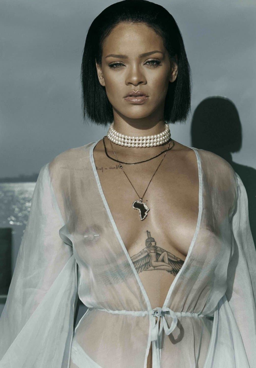 Click to view full size Celebrity Titty Tuesday : Rihanna showing her rack