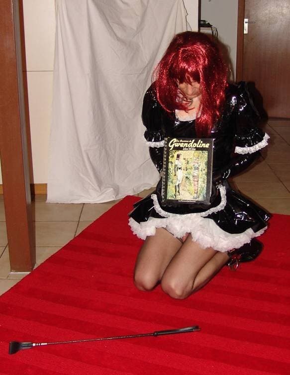 Slavinia Crossdresser Latex Maid Slideshow