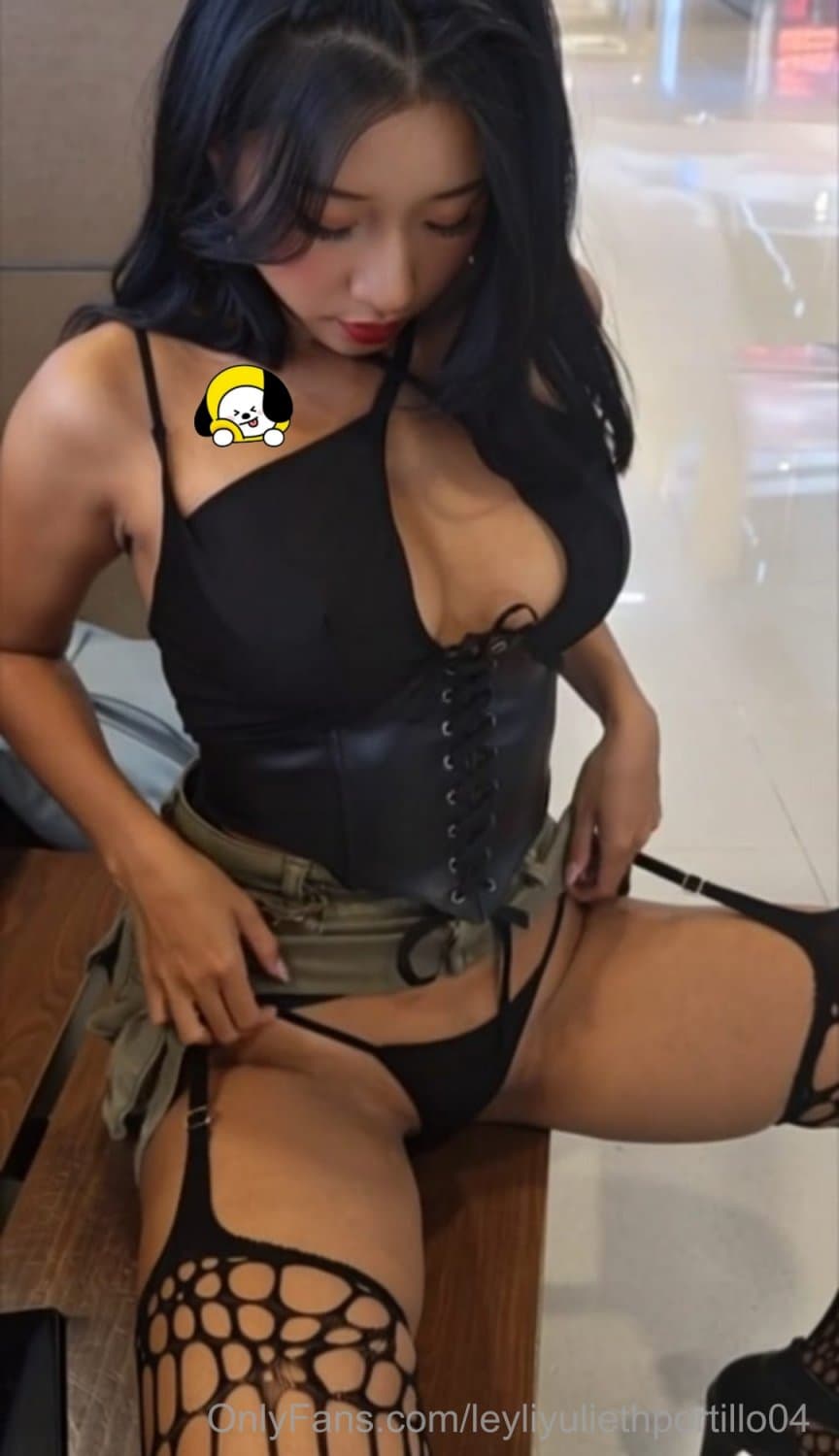 Leyli Yulieth Portillo exibicionismo en público en plaza comercial ?